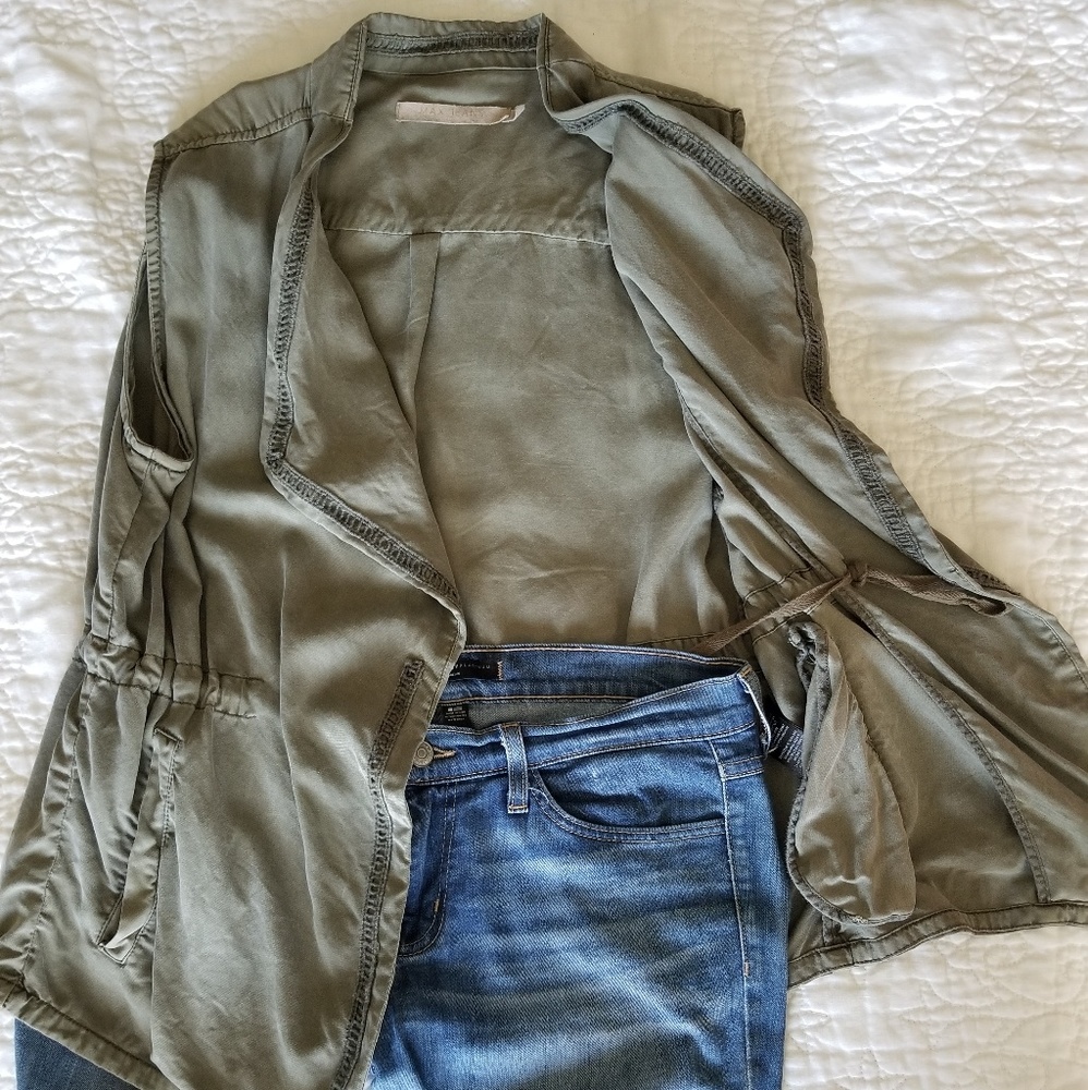 Army green sleeveless cardigan (w/pockets)